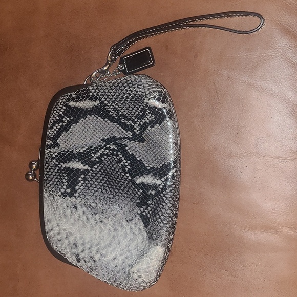 Coach Handbags - 🤩Excellent Coach Snakeskin Kisslock Wristlet🤩